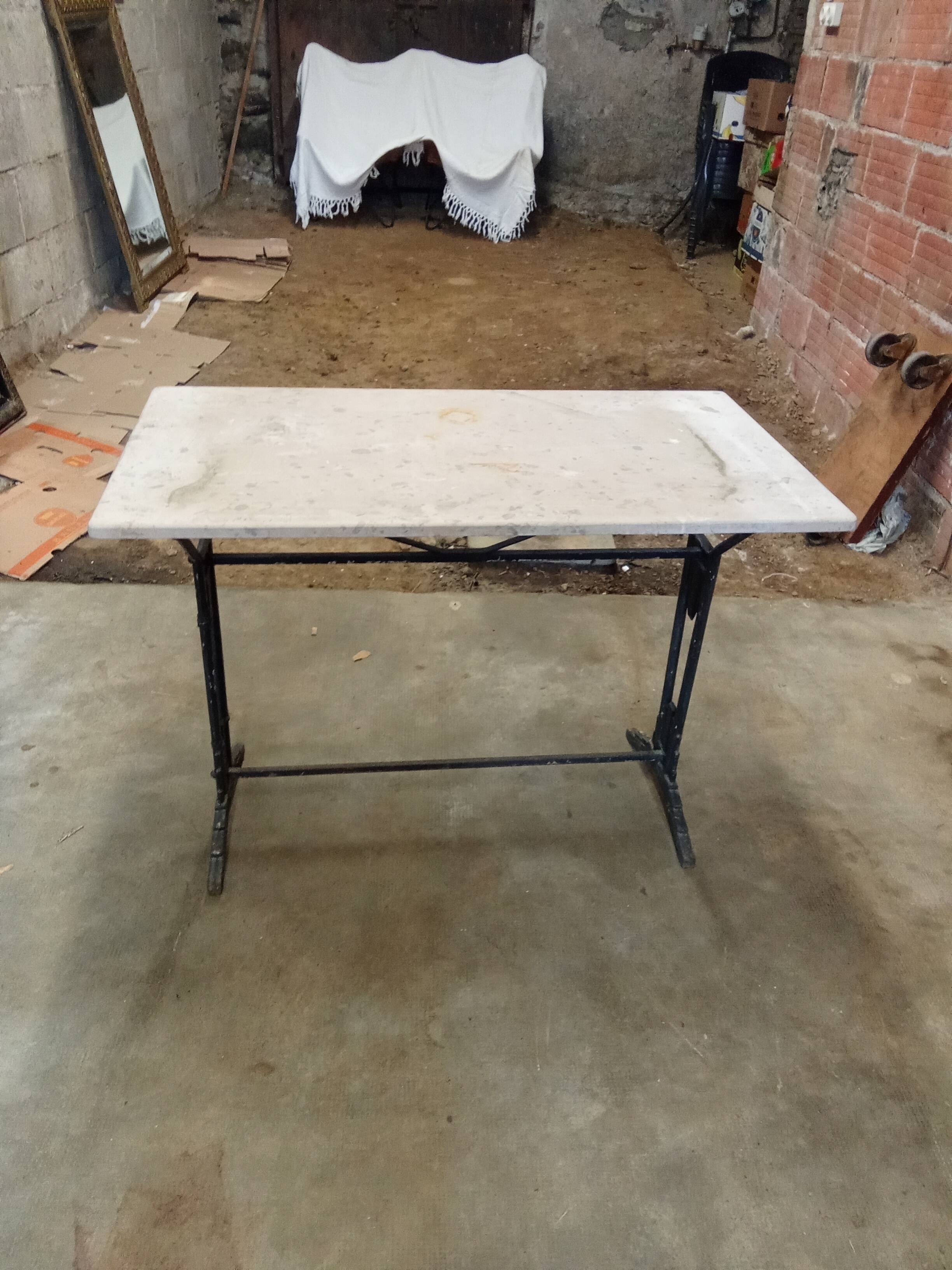 Antique bistro table in cast iron and marble.