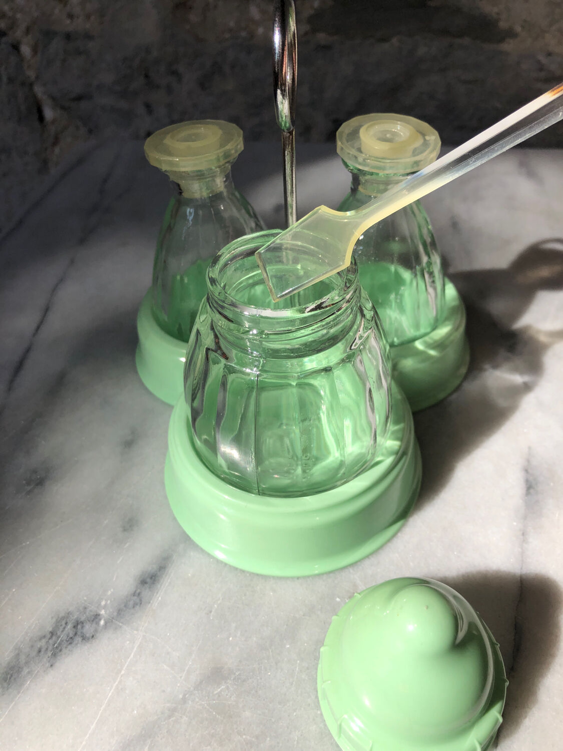 Salière et poivrière avec une torsion