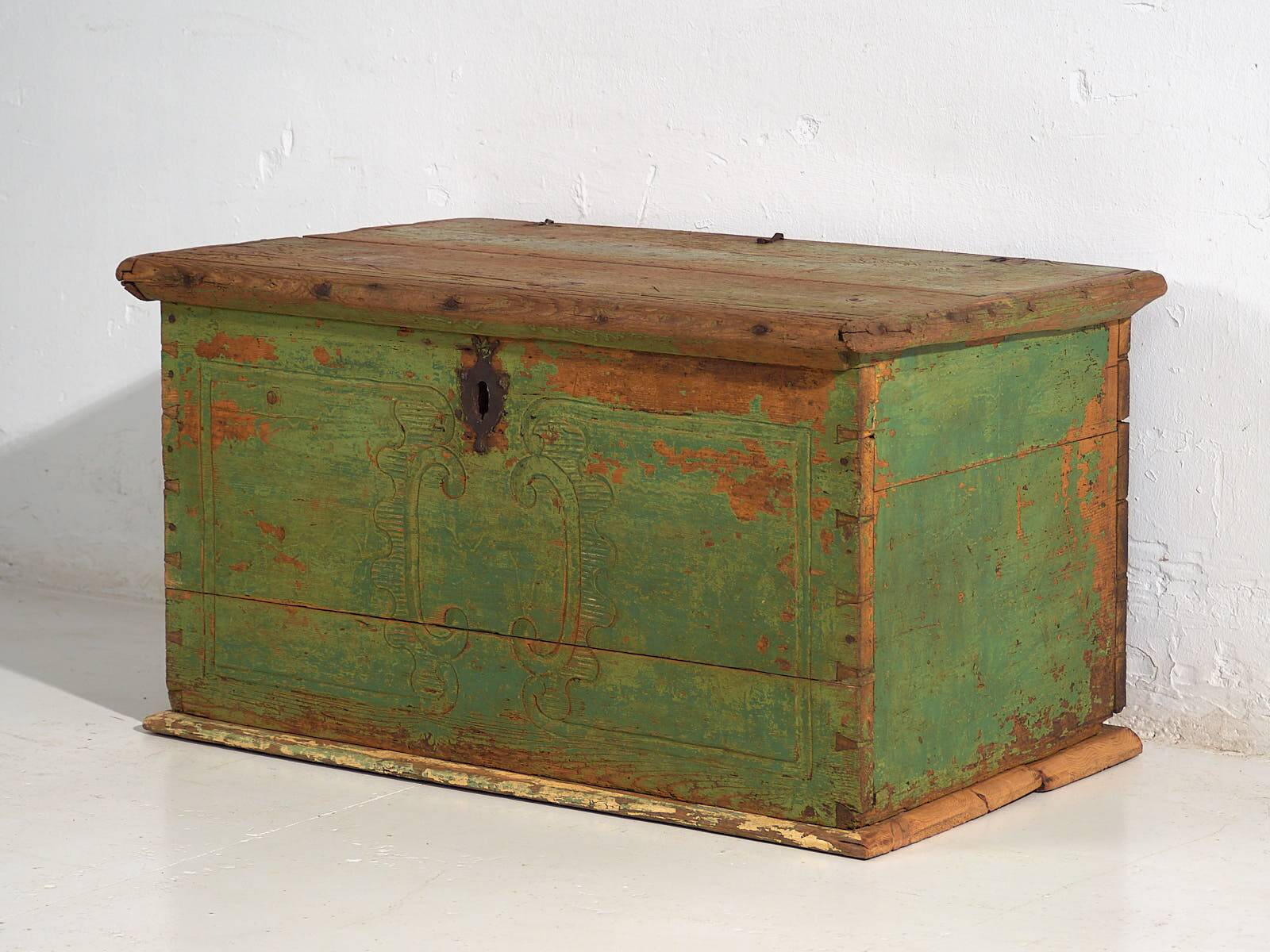 Antique chest with green patina (Year 1839)