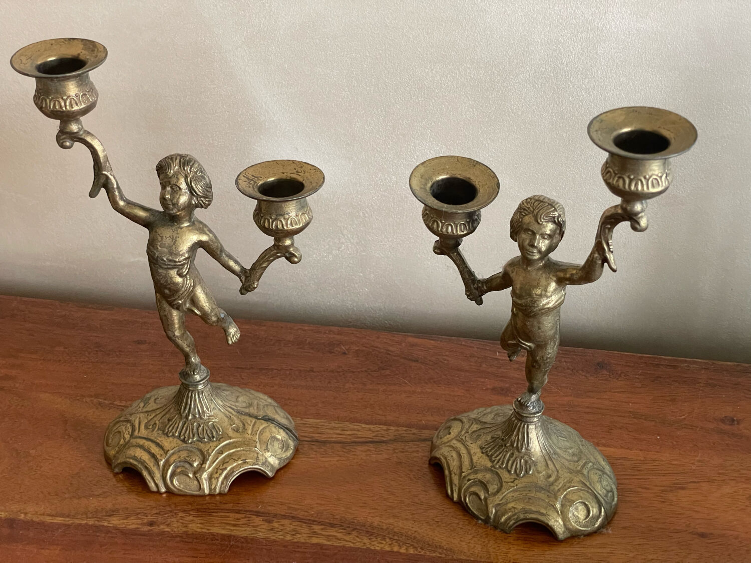 Bougeoir en laiton à décor de femme