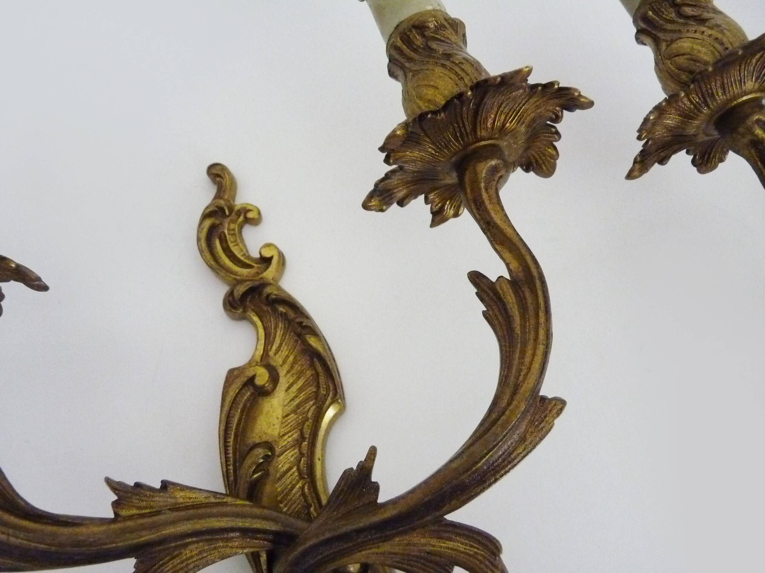 Ancienne paire d'appliques murales à double feux en bronze ou laiton, feuille d'acanthes. Années 60