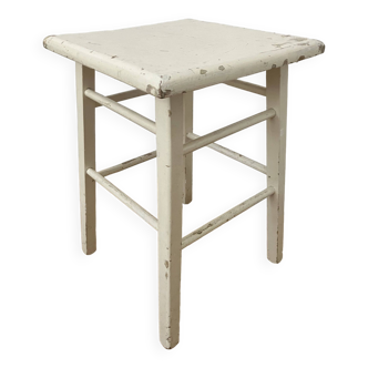 Ancien tabouret blanc, wabi-sabi