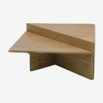 Pair de tables triangulaires en travertin