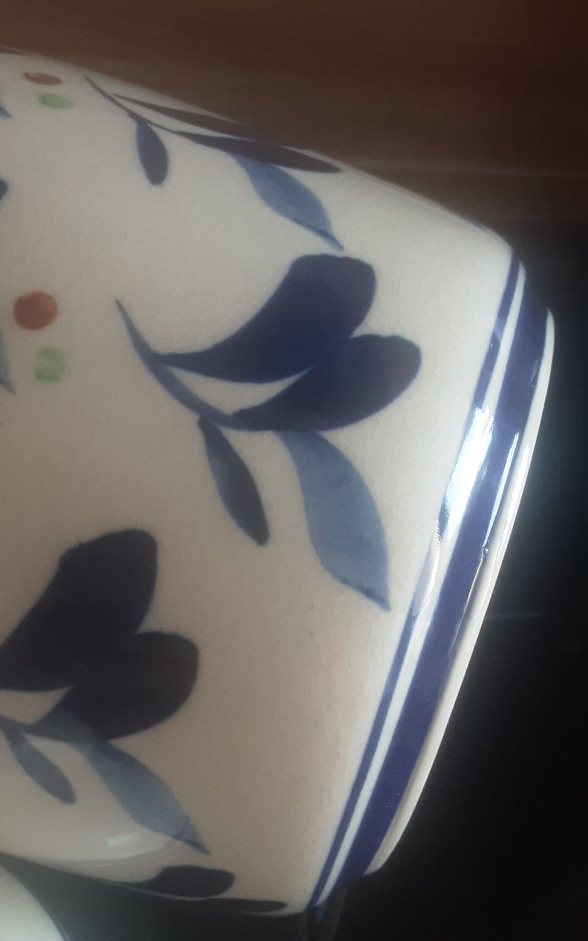 Lot decanter and cracked earthenware pot