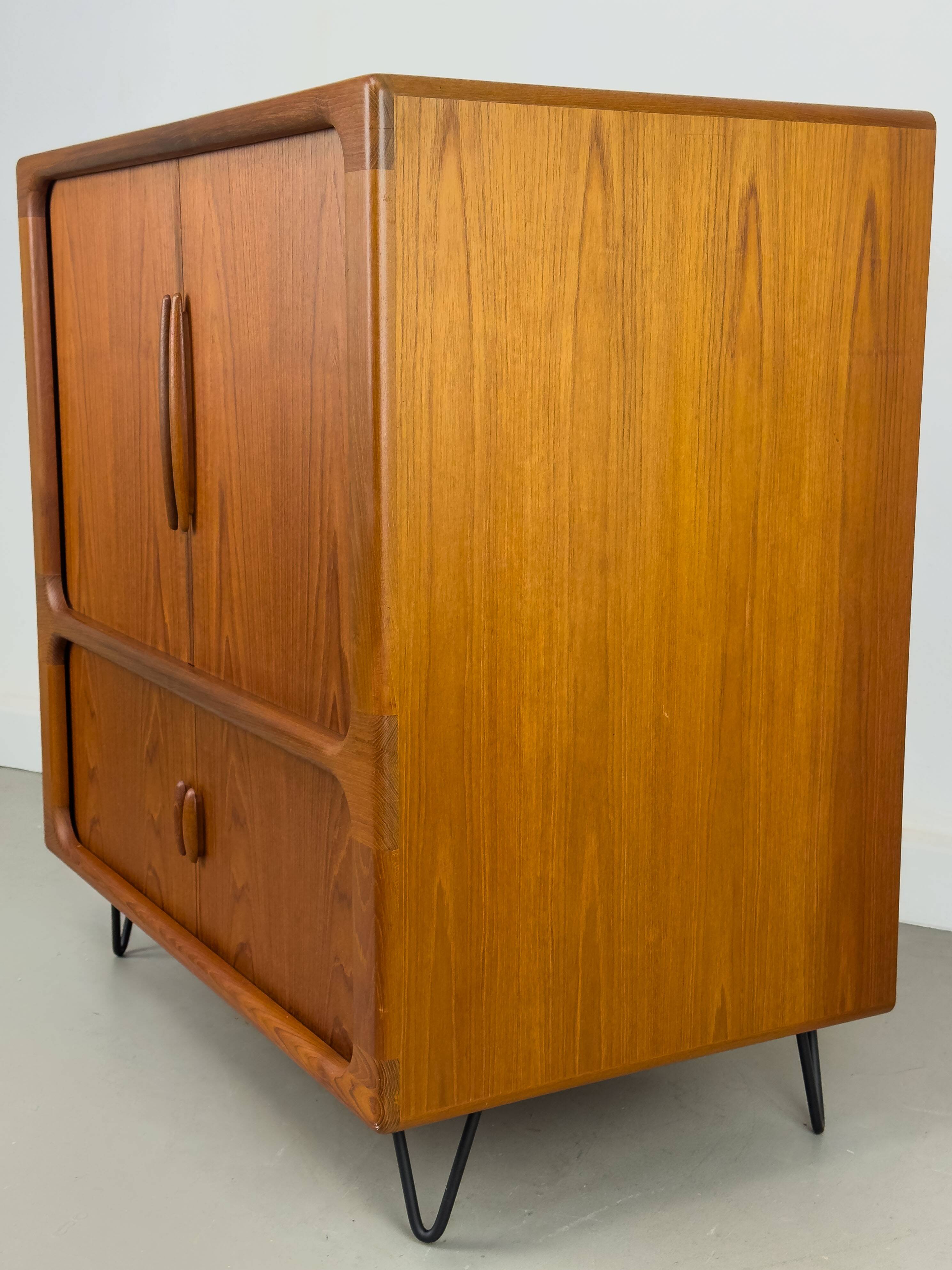 Buffet Hi-Fi danois en teck avec portes à tambour de Dyrlund, années 1970