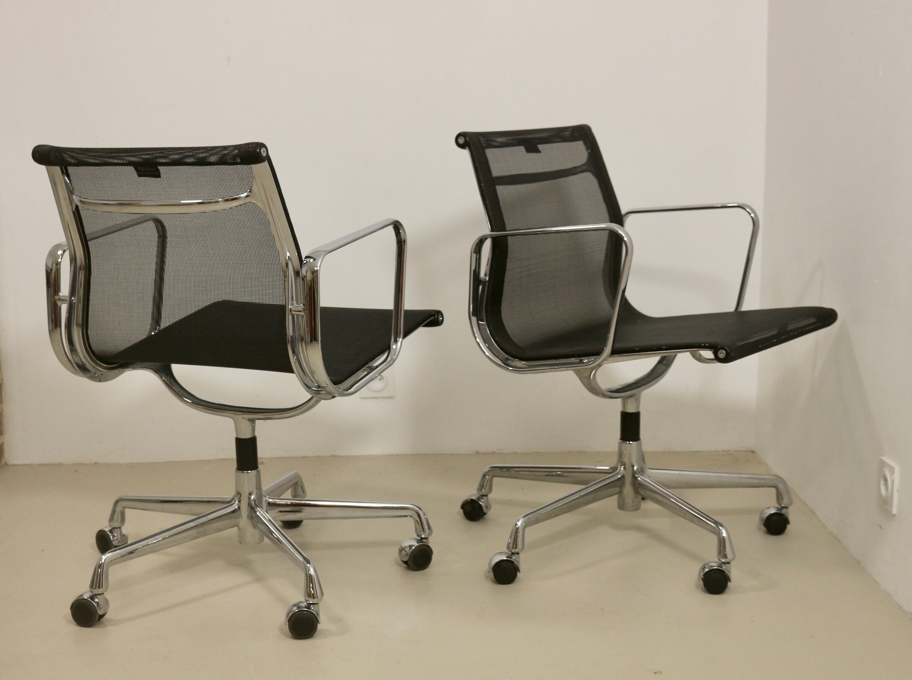 Lot de 2 fauteuils modèle EA 117 de Charles et Ray Eames par Vitra