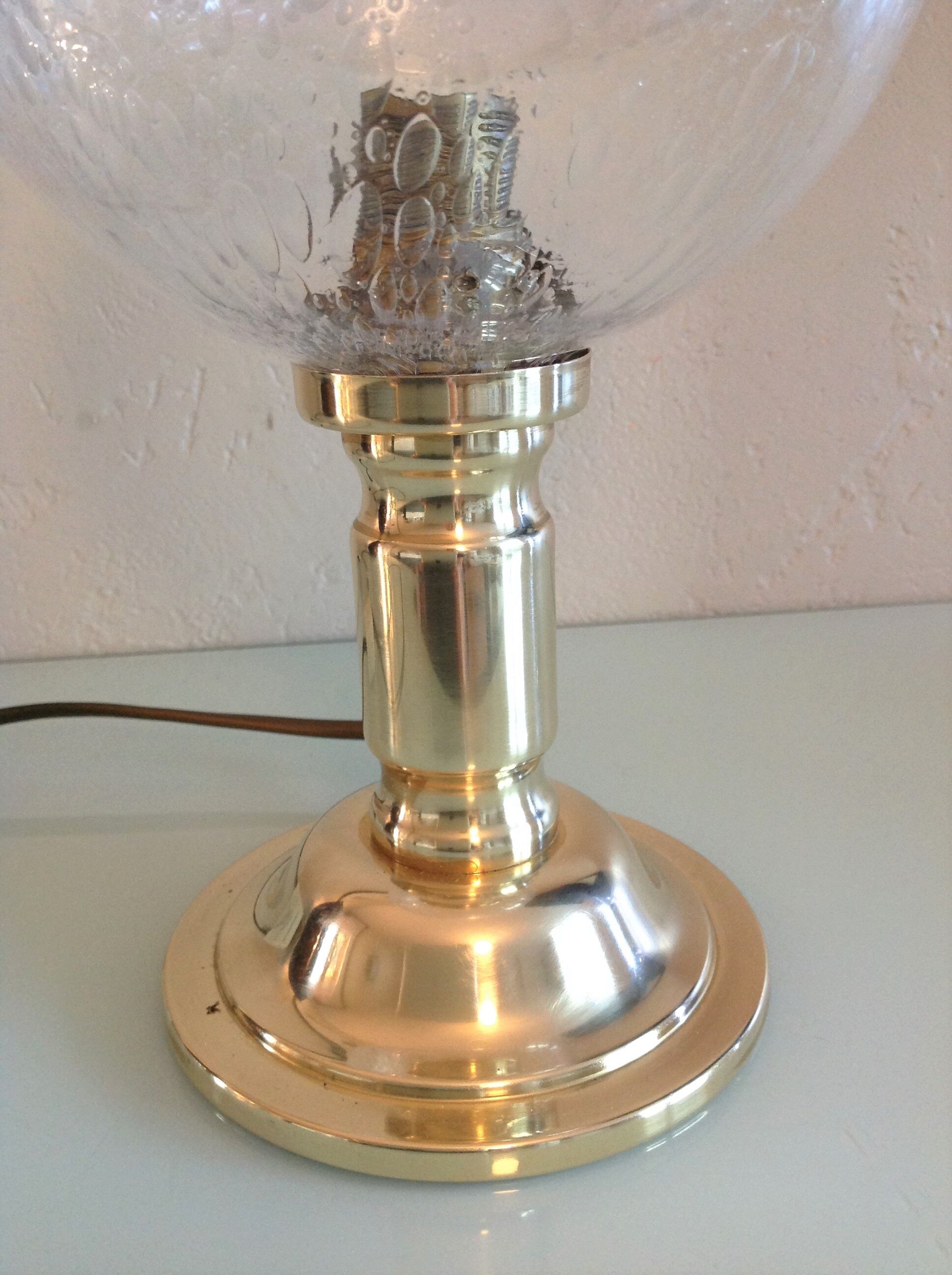 Lampe de chevet en laiton et globe en verre bullé vintage années 60-70