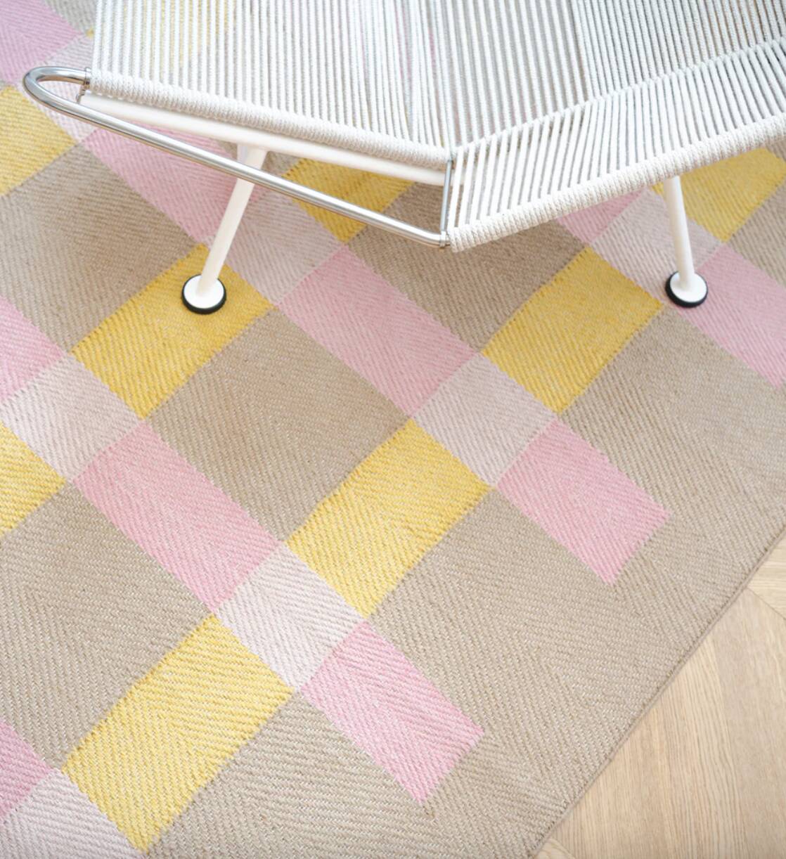 Tapis en jute à rayures roses et jaunes