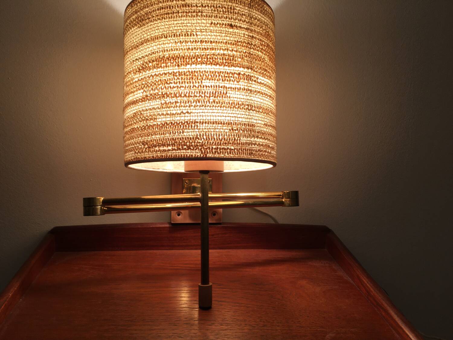 Articulated wall light