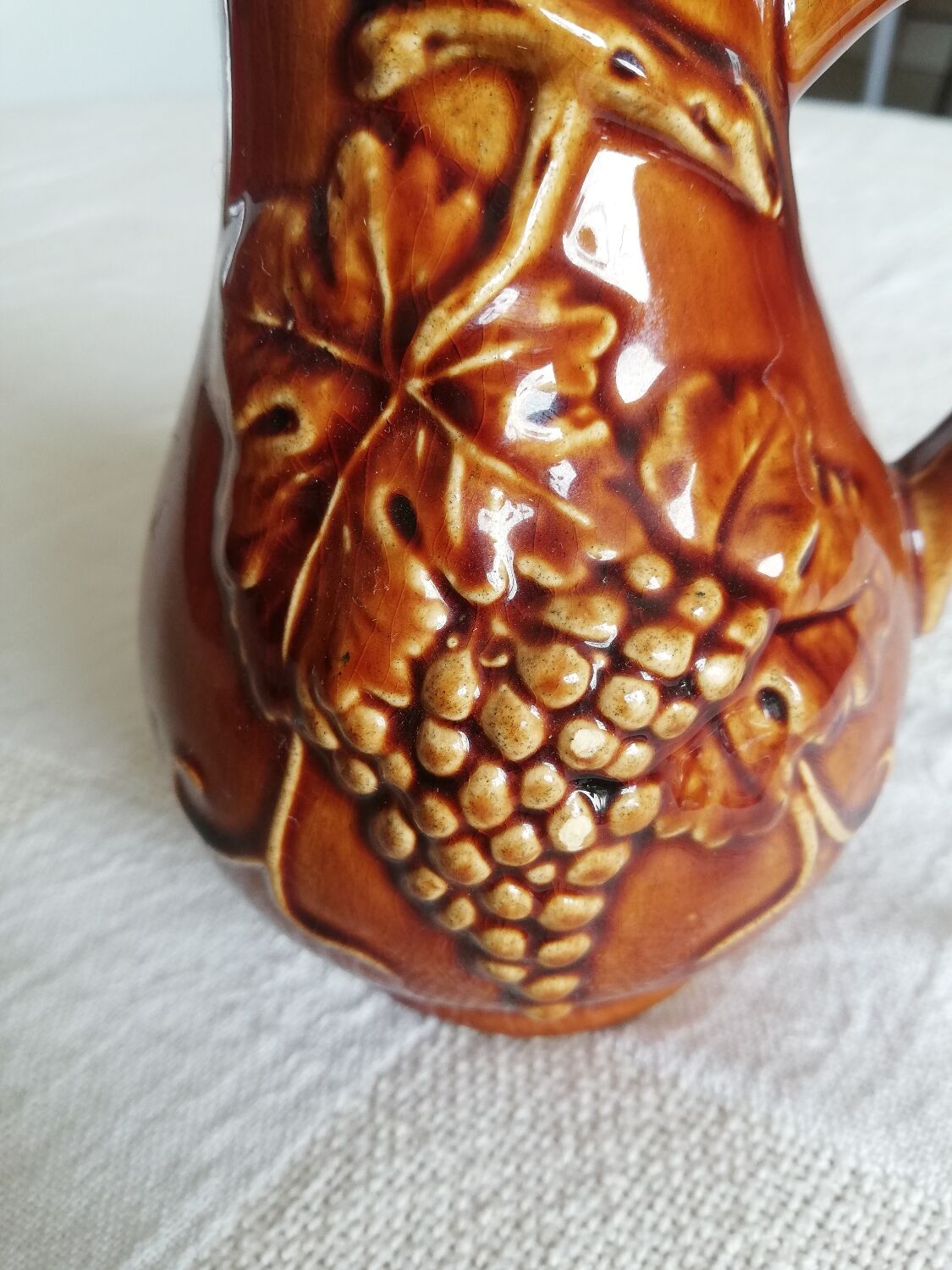 Wine pitcher grape bunch bornier Belgium with cork stopper