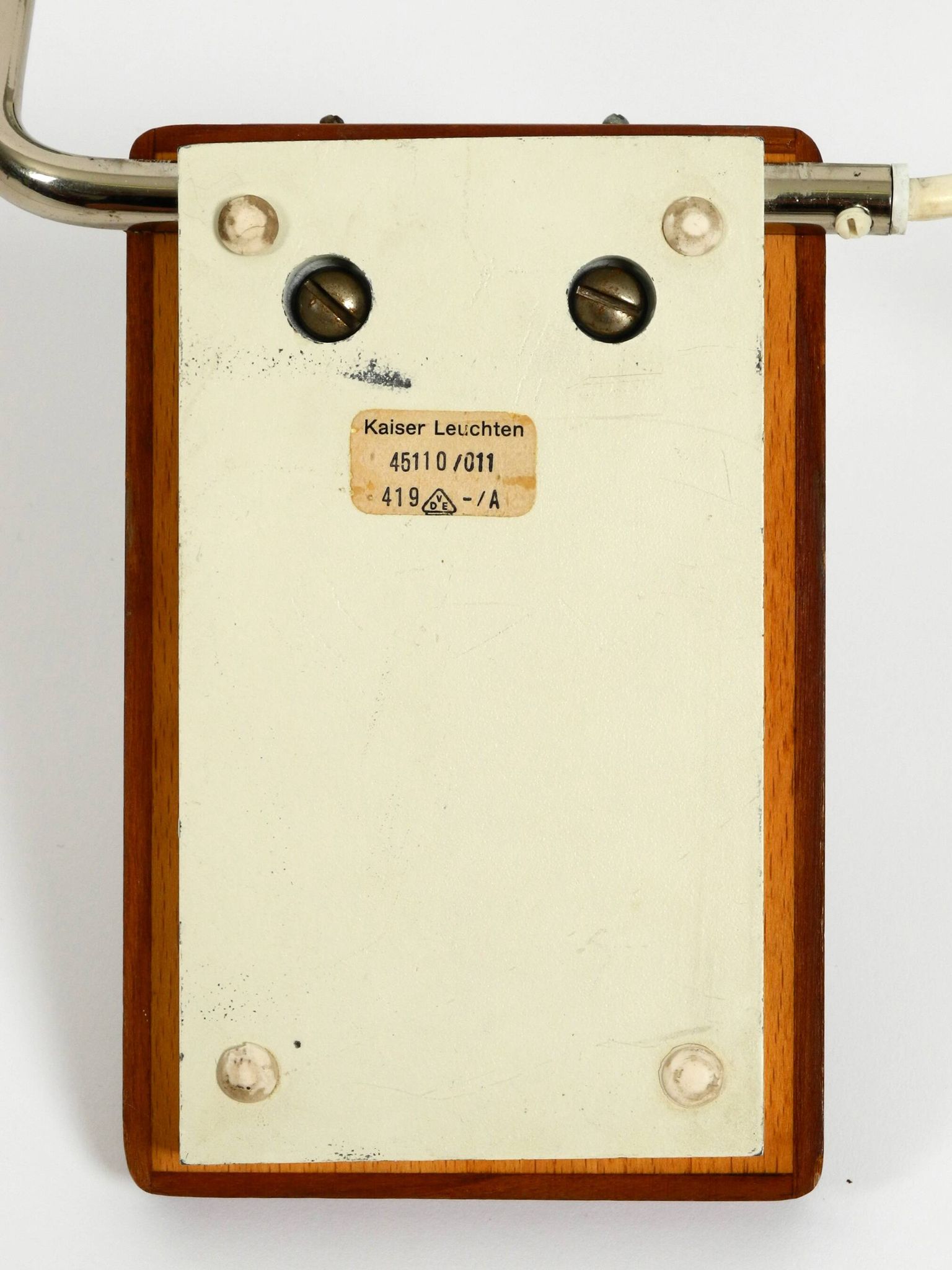 Lampe de table en métal léger en teck Kaiser Leuchten des années 1960.
