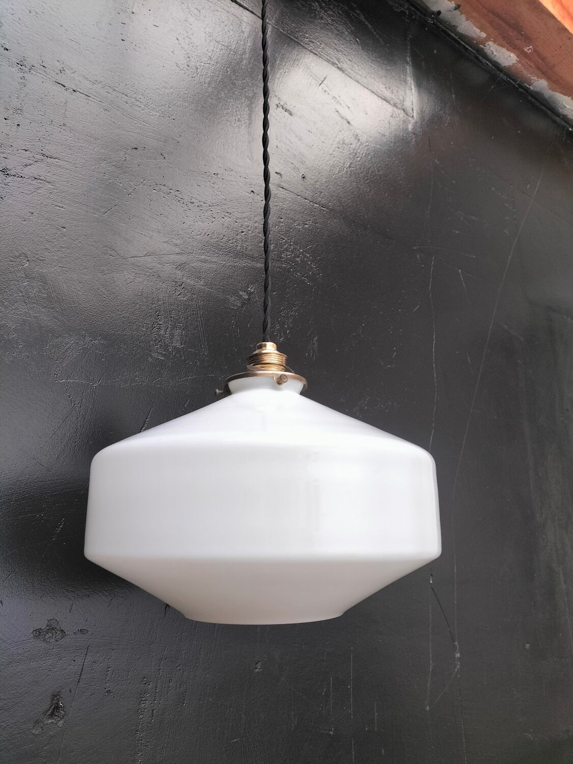 Opaline suspension