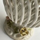Cut in braided earthenware and decoration of roses. Perfect condition.