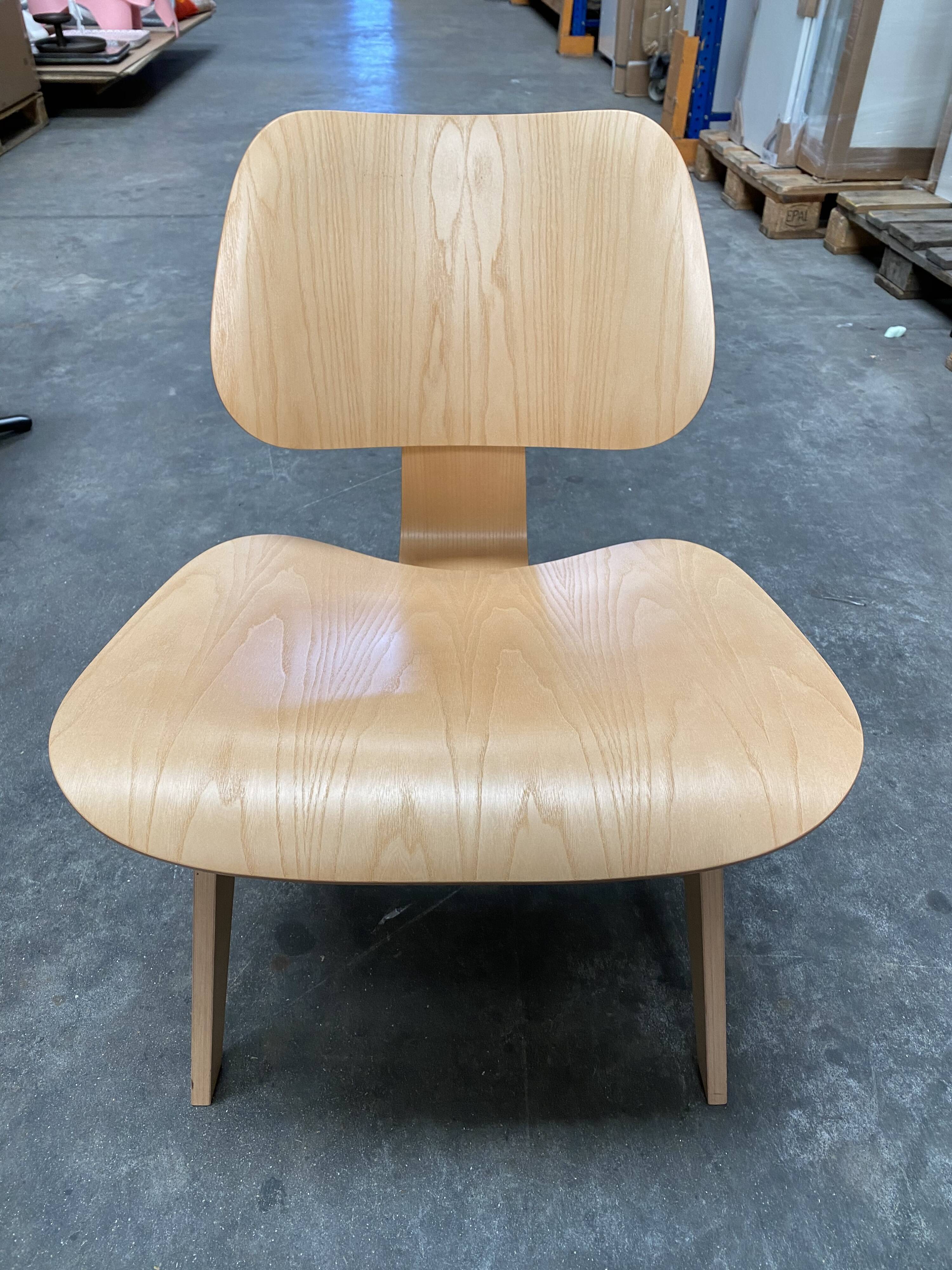 Plywood Group LCW armchair by Charles & Ray Eames natural ash 1945/1947