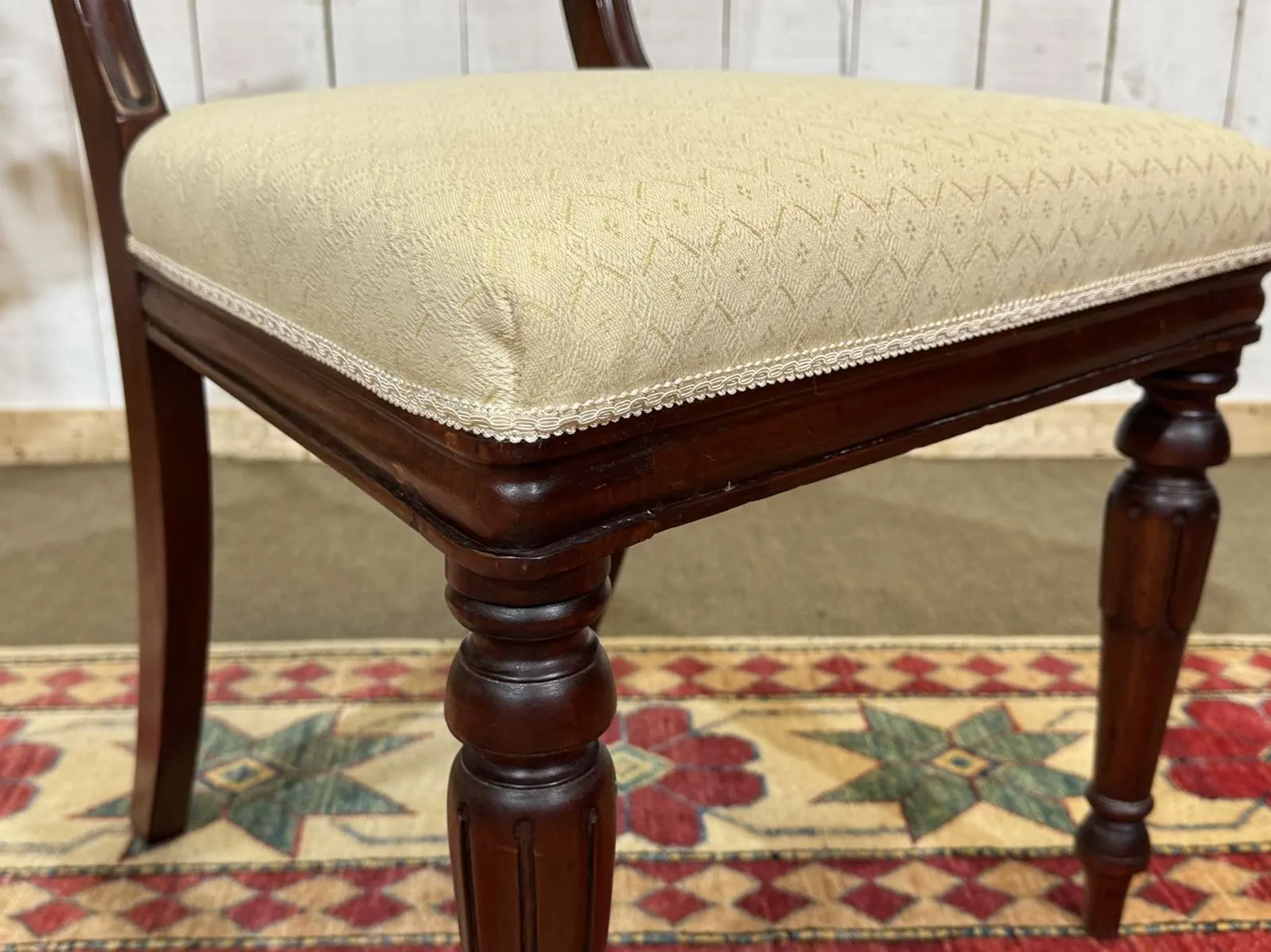 Set of 2 armchairs and 6 English mahogany chairs from the 1950s.