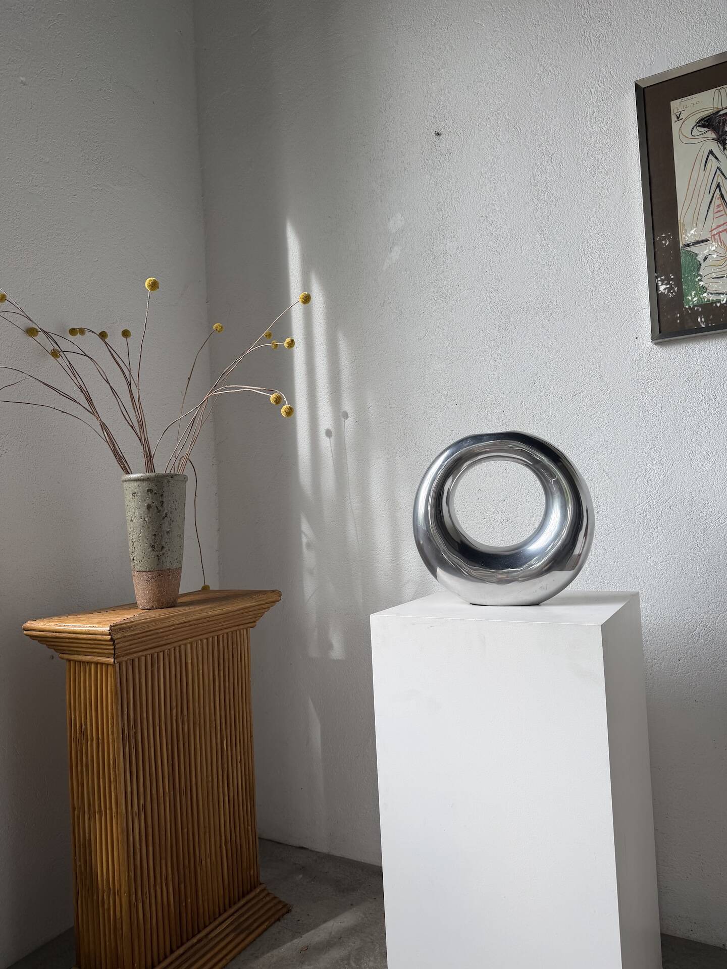 Round aluminium loop vase