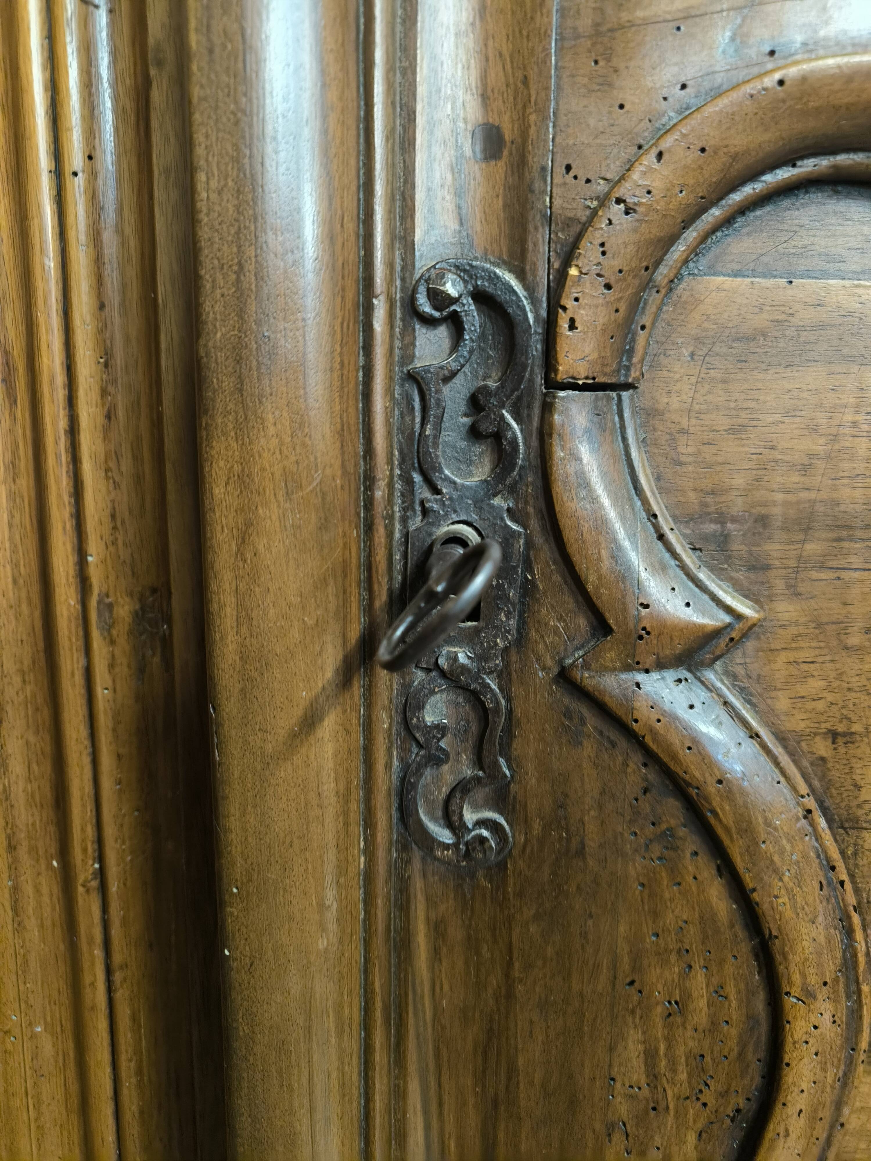 Imposante armoire en noyer