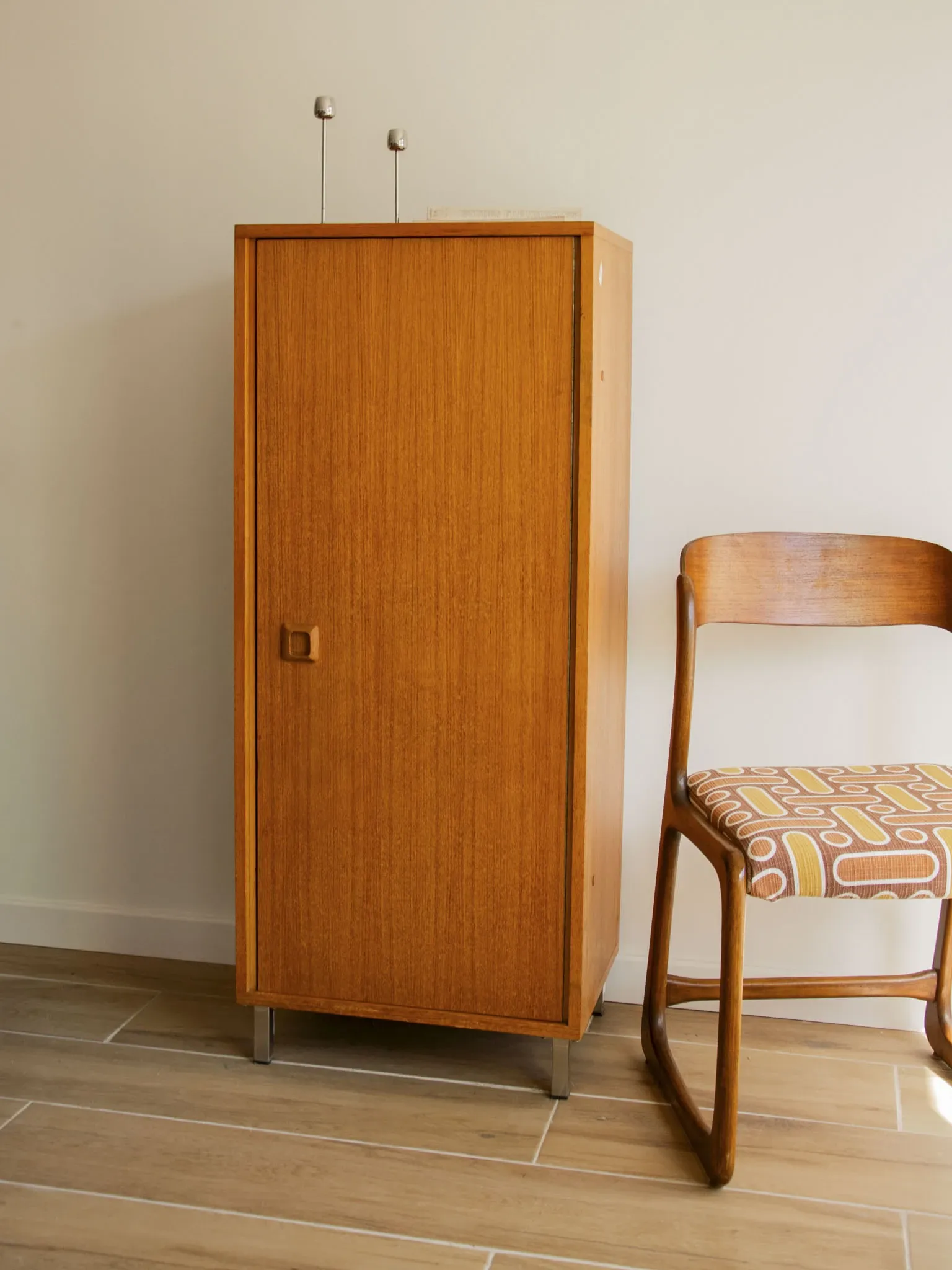 Bibliothèque vitrine scandinave pieds chromés vintage
