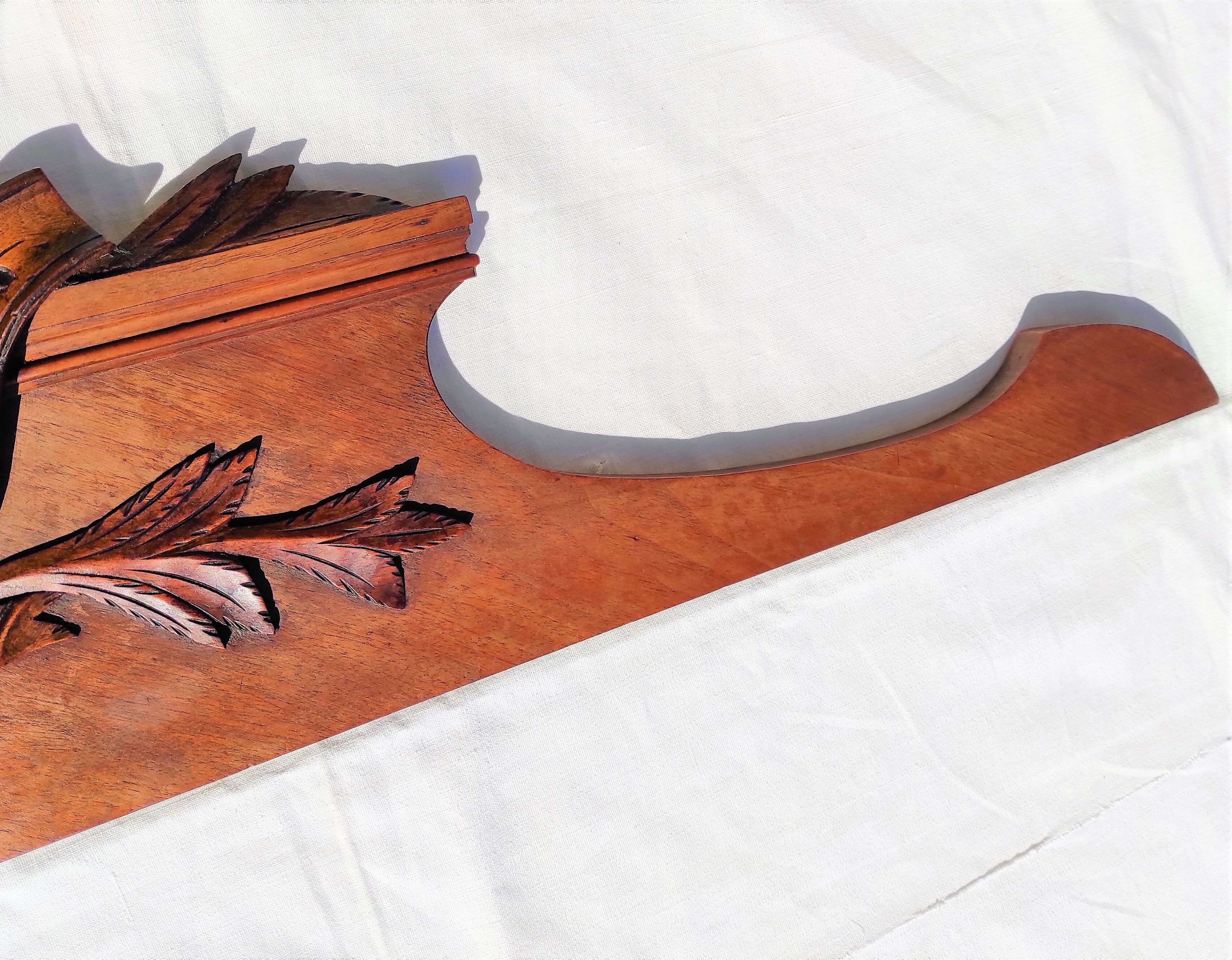 Fronton en bois sculpté pour dessus de porte ou autre