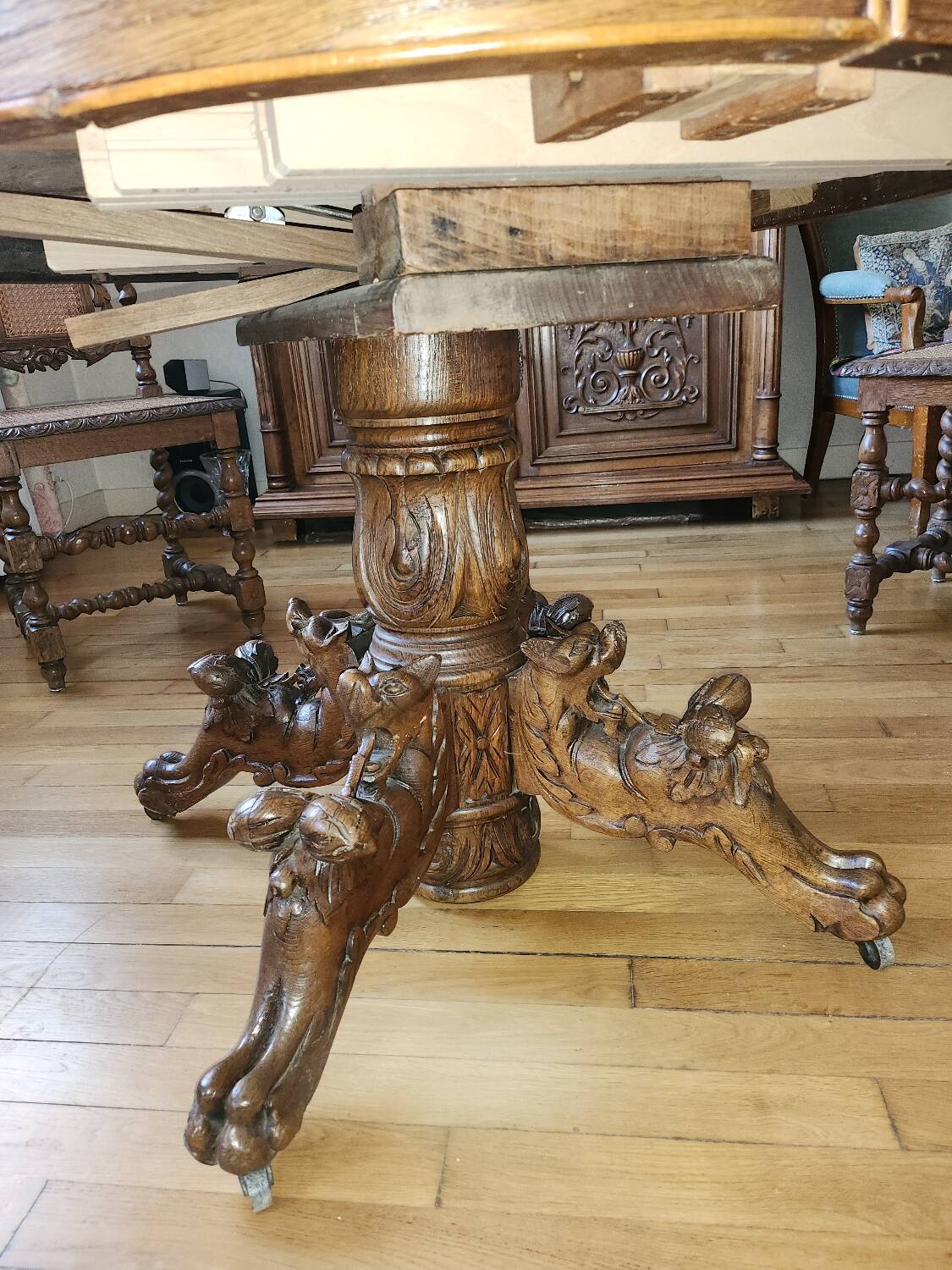 Round central leg table