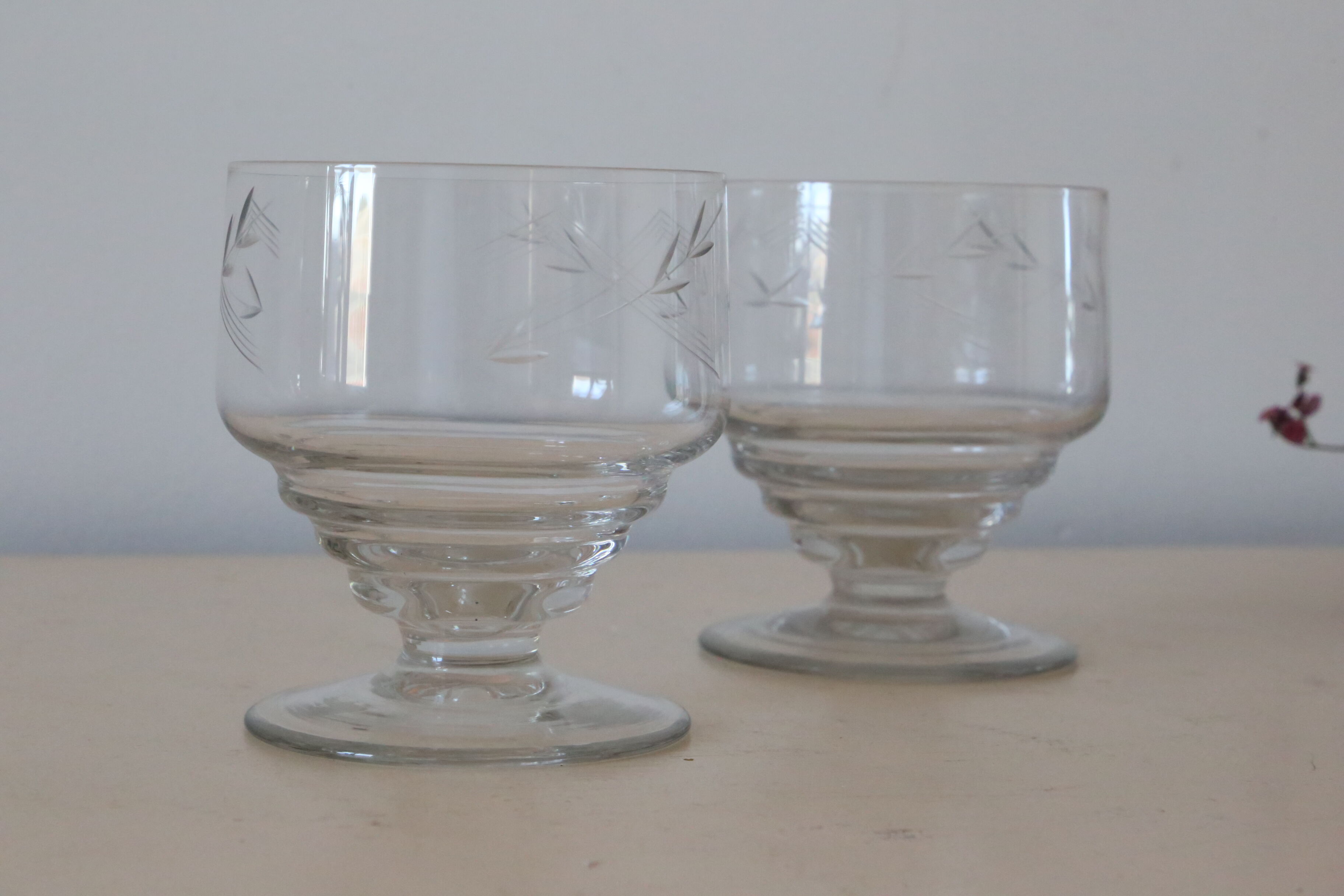 Set de 2 verres à pied, ciselé, art déco