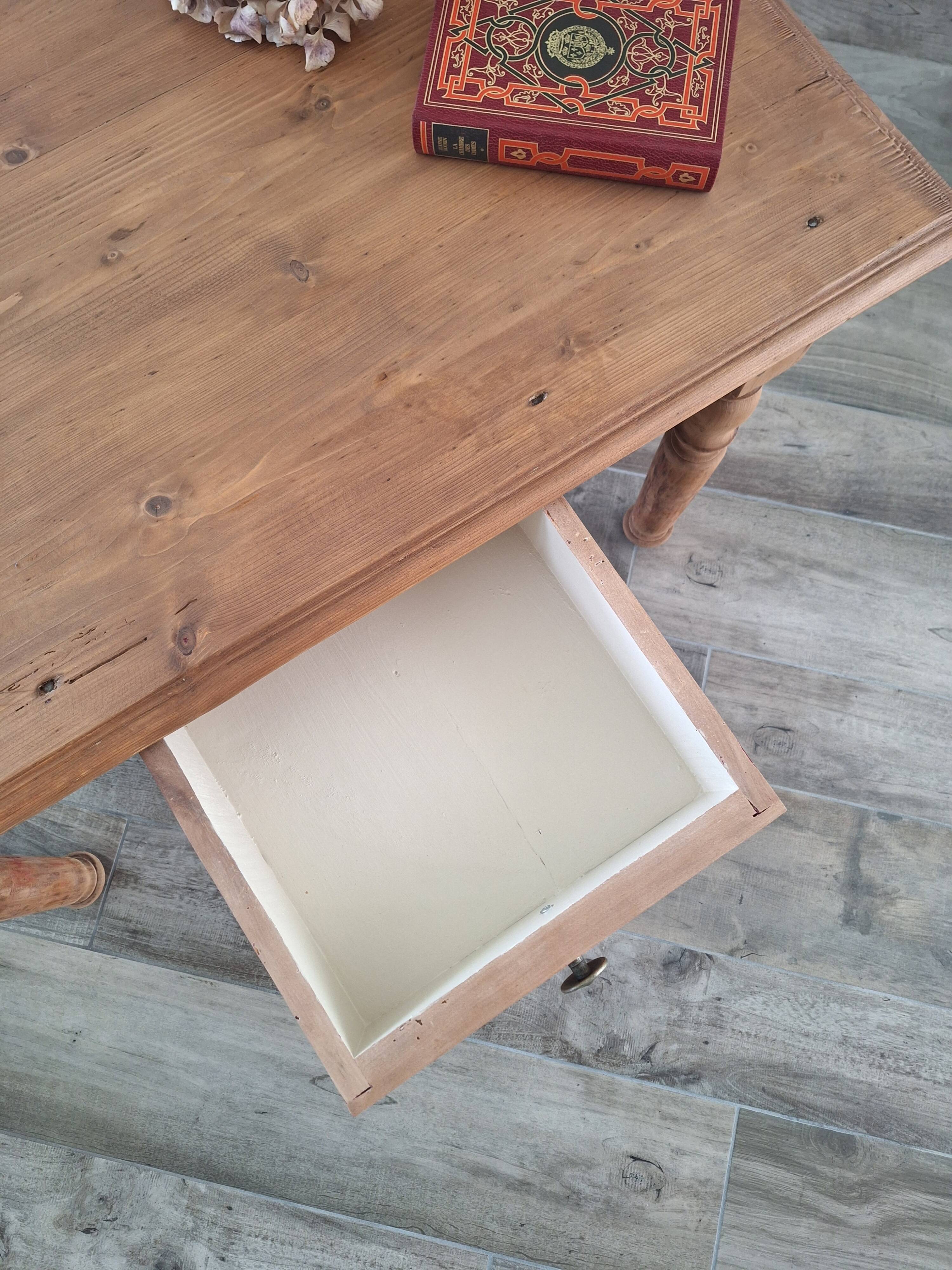Farmhouse coffee table in solid wood, country style.