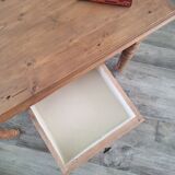 Farmhouse coffee table in solid wood, country style.