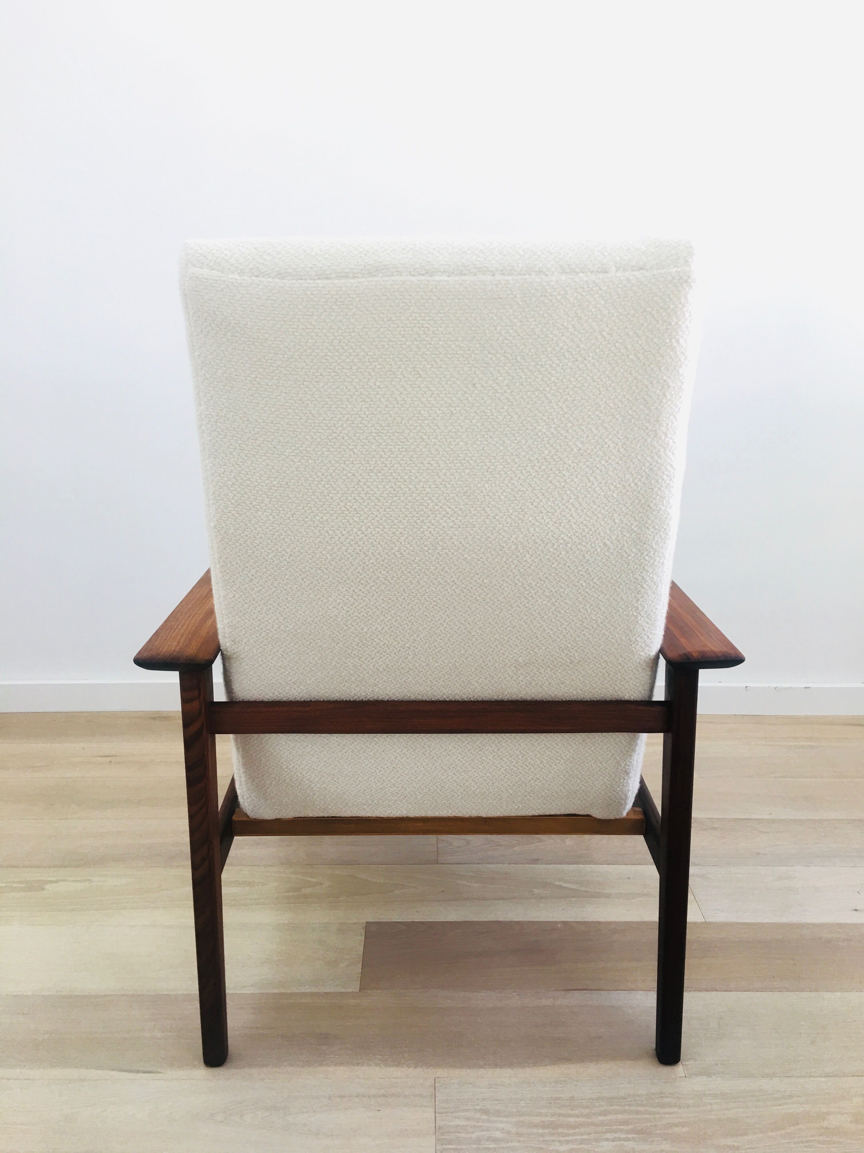Scandinavian armchair with Lelièvre ecru buckle fabric