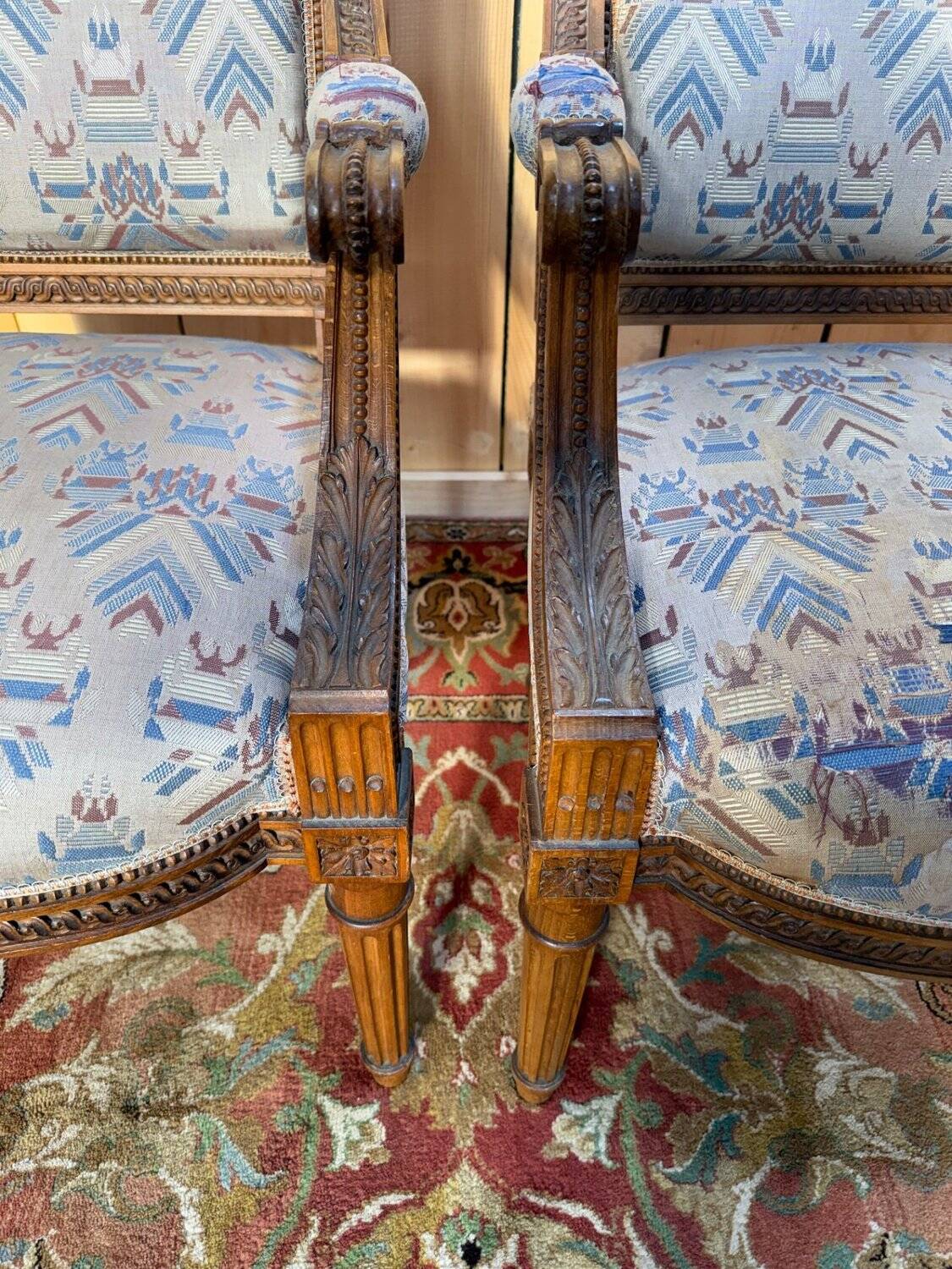 Ensemble 4 sièges – Style Louis XVI – Bois sculpté – Fin XIXe / Début XXe