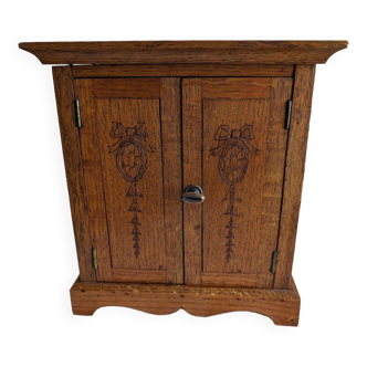 Armoire de poupée en bois