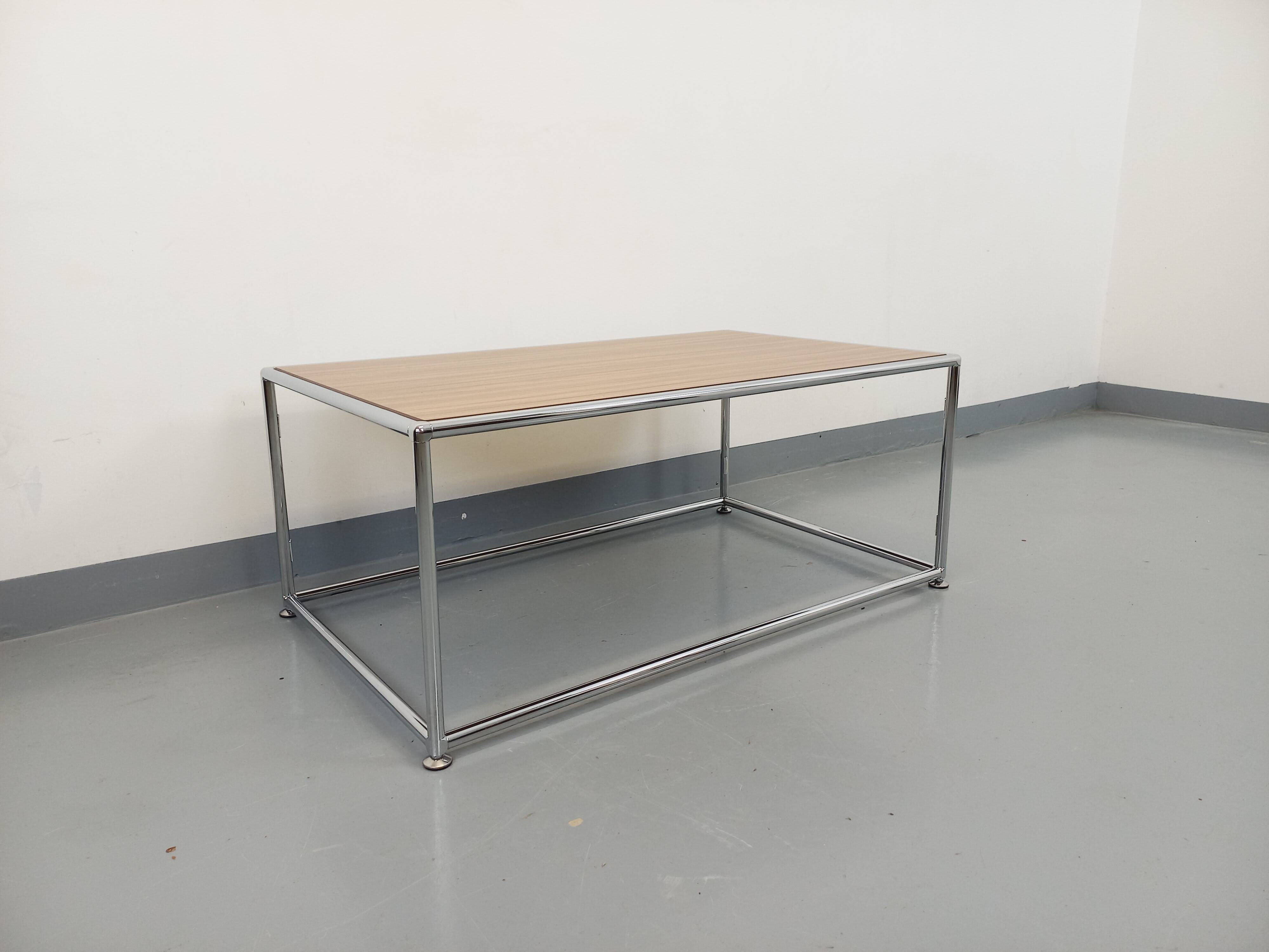 Table basse vintage style USM en mélaminé et métal chromé