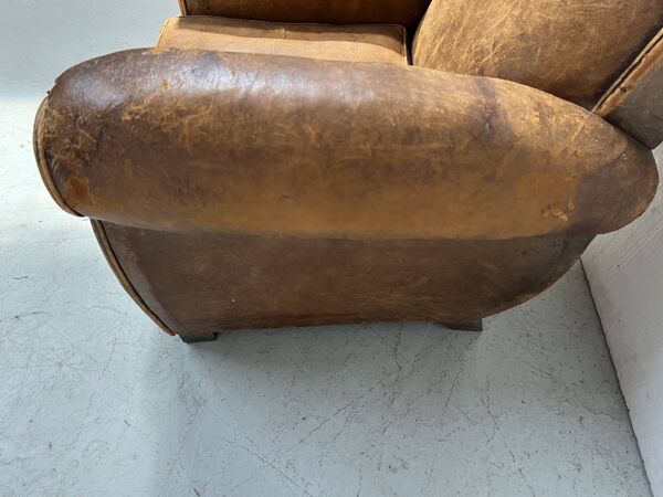 Ancien fauteuil club en cuir fauve XX siècle