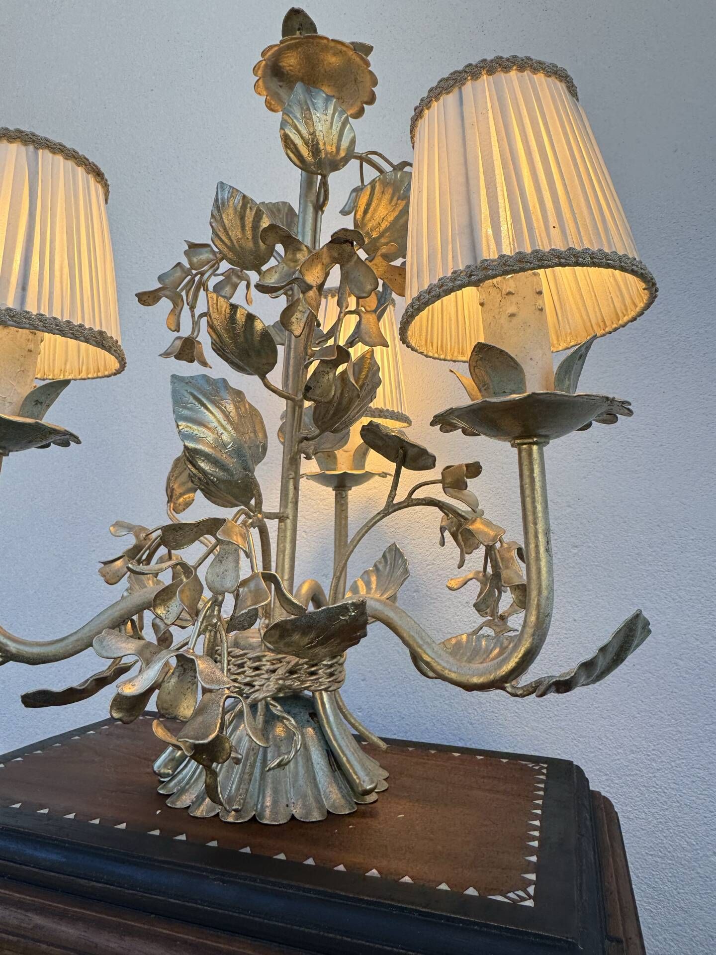 Florentine lamp with foliage from the 1970s.
