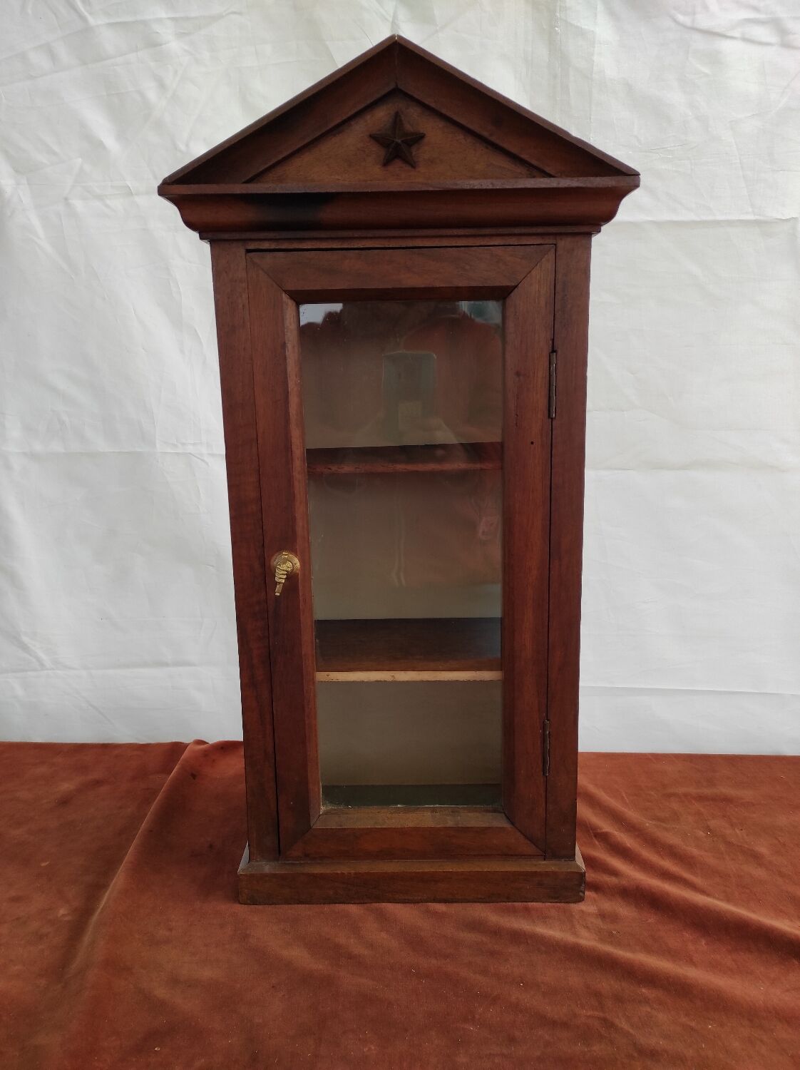 Showcase to pose nineteenth century walnut