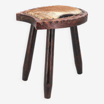 Tabouret tripode en bois, assise peau de vache, années 70