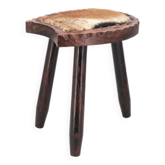 Tabouret tripode en bois, assise peau de vache, années 70