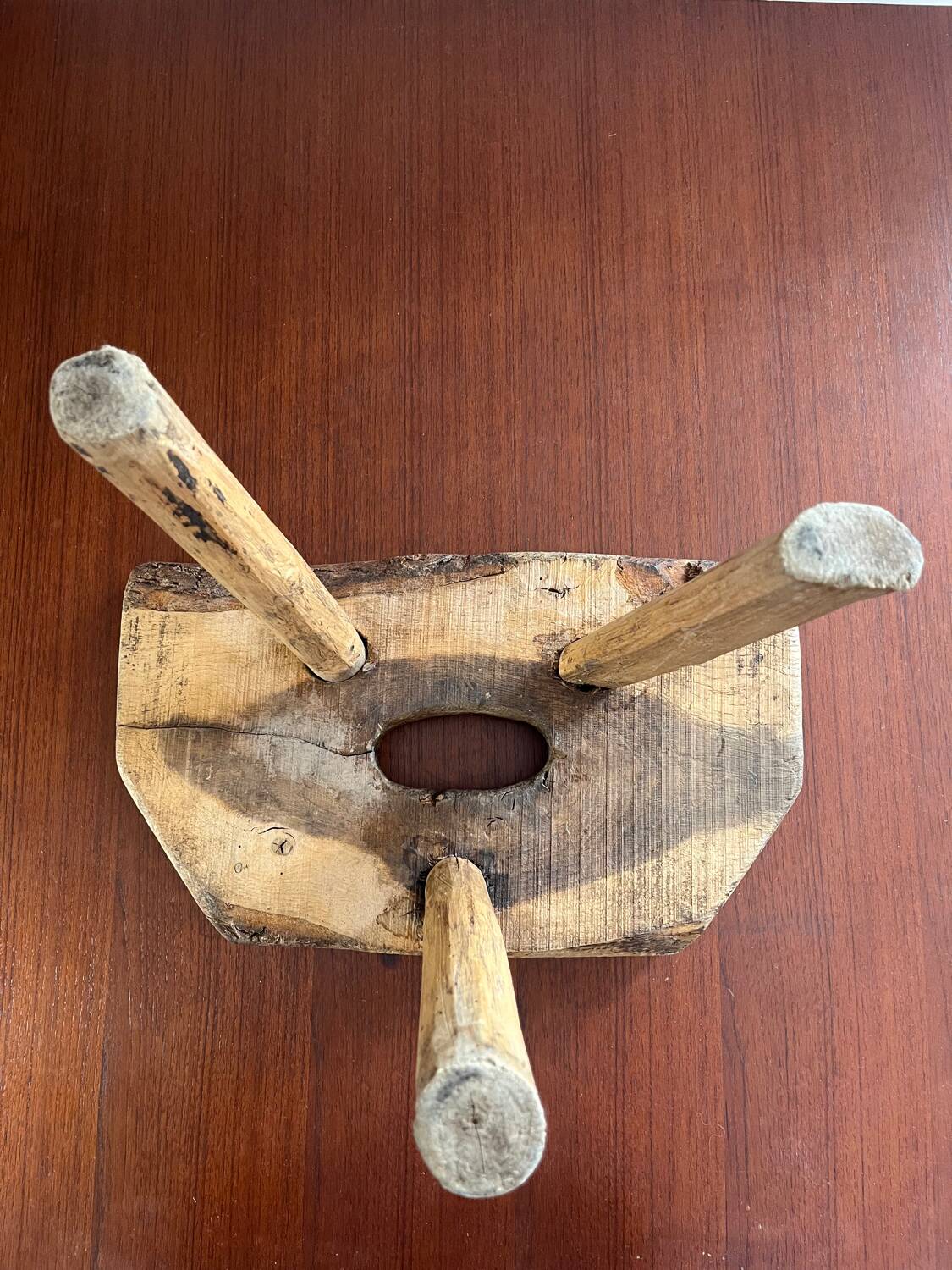Petit tabouret de ferme rustique