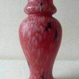 Ancien vase en pate de verre à fond rouge moucheté blanc, bleue et orange