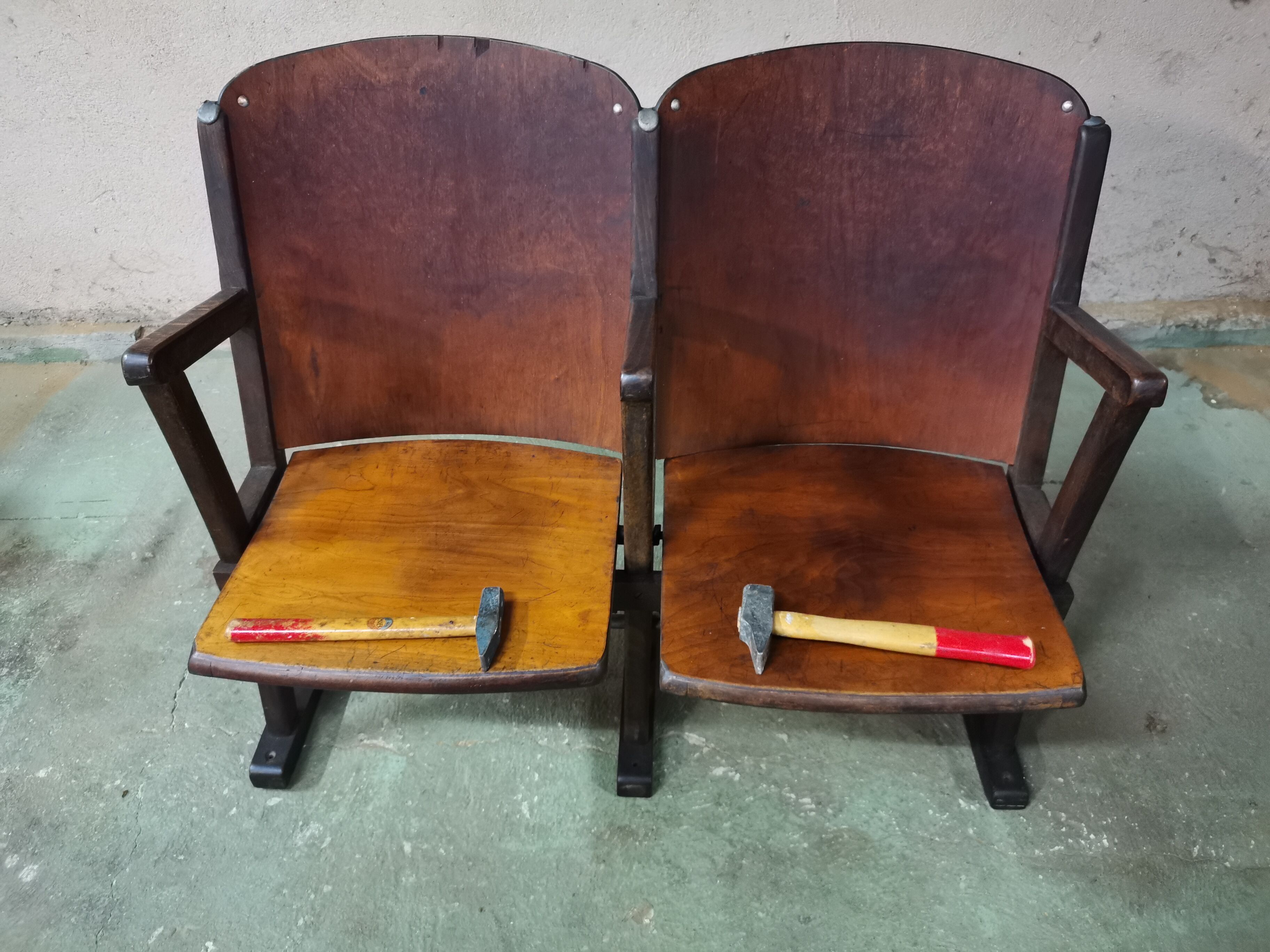 Two-seater strapontin cinema bench