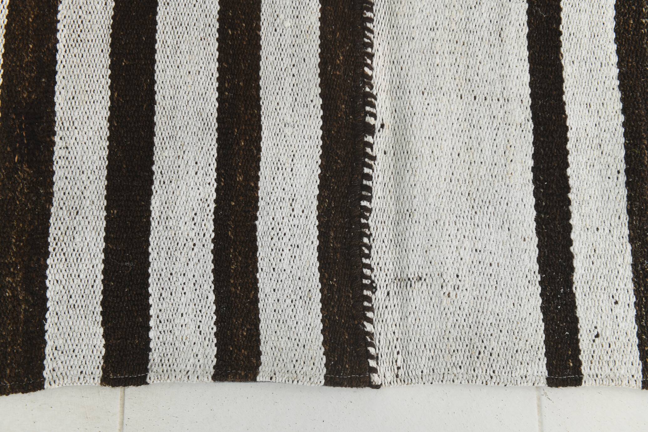 Tapis Kilim moderne rayé blanc et marron foncé
