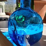 Carafe en verre bosselé bleu