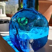 Carafe en verre bosselé bleu
