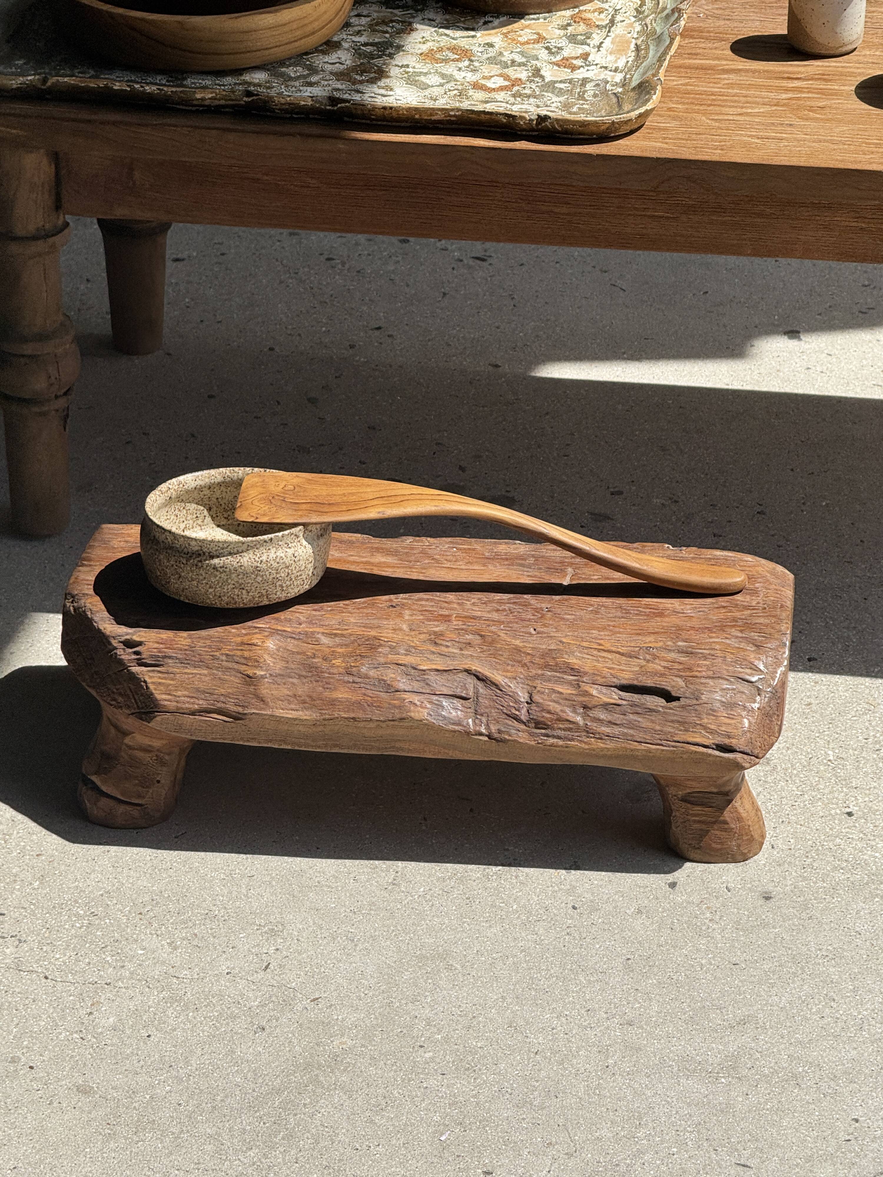 Small stool, footrest in blond teak, organic monoxyle with cut corners.