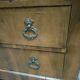 Commode d'époque Restauration en noyer flammé