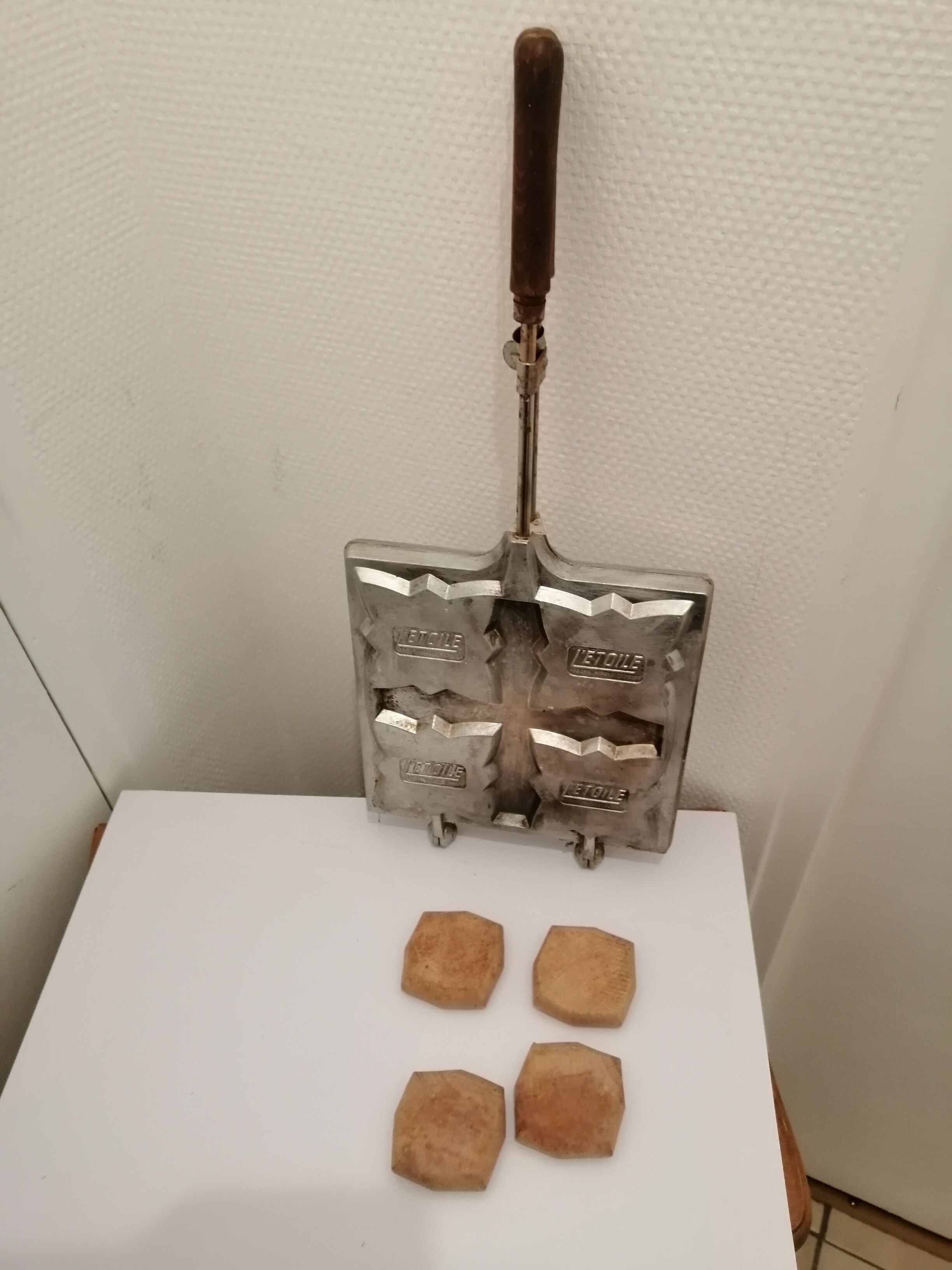 Vintage aluminum croque-monsieurs apparatus