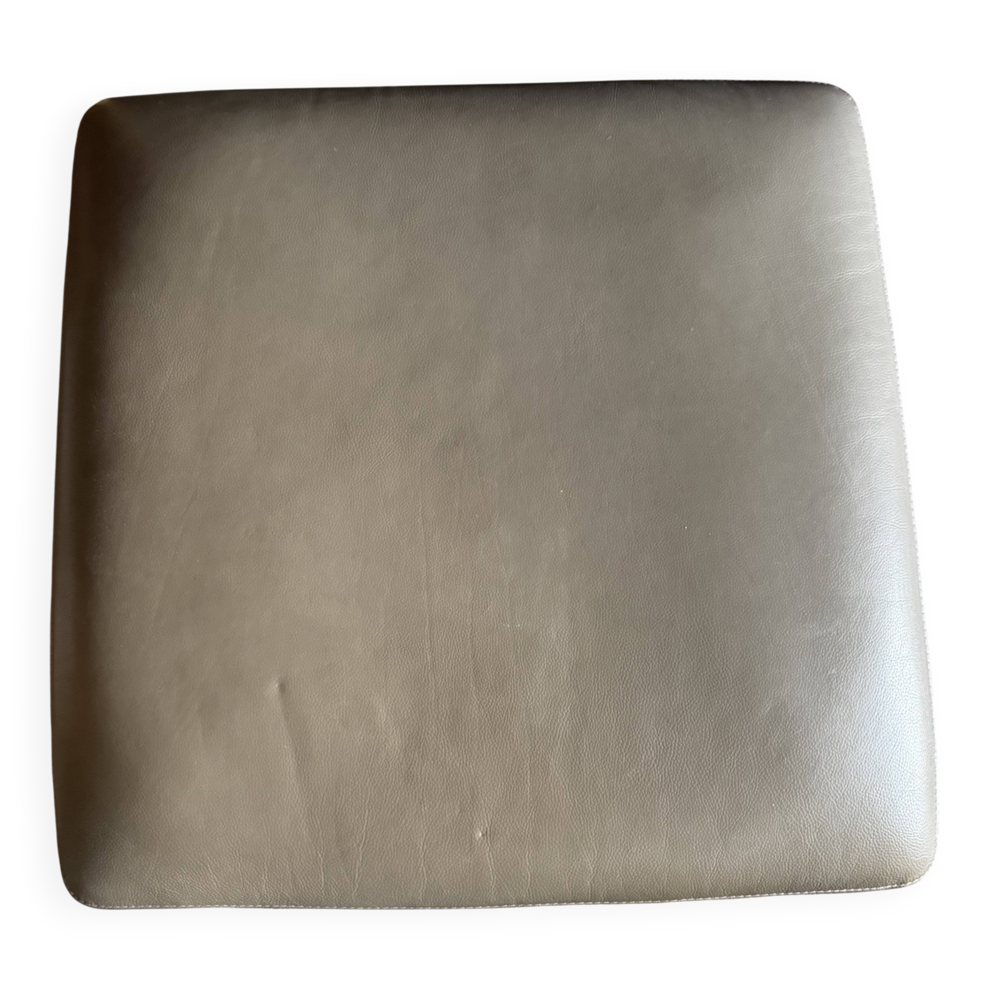 Madison pouf in leather, New York Dove, square 88x88cm, metal base.