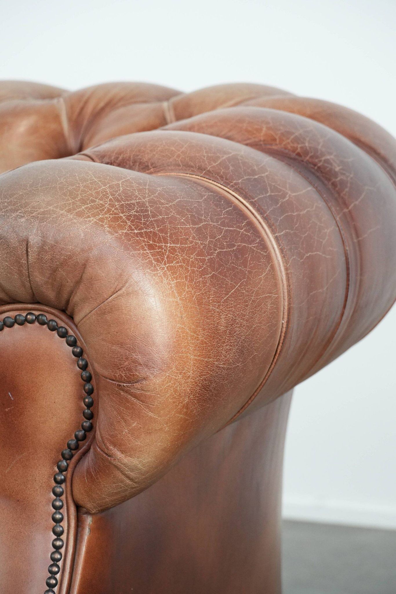Chesterfield armchair in English style made of cowhide leather