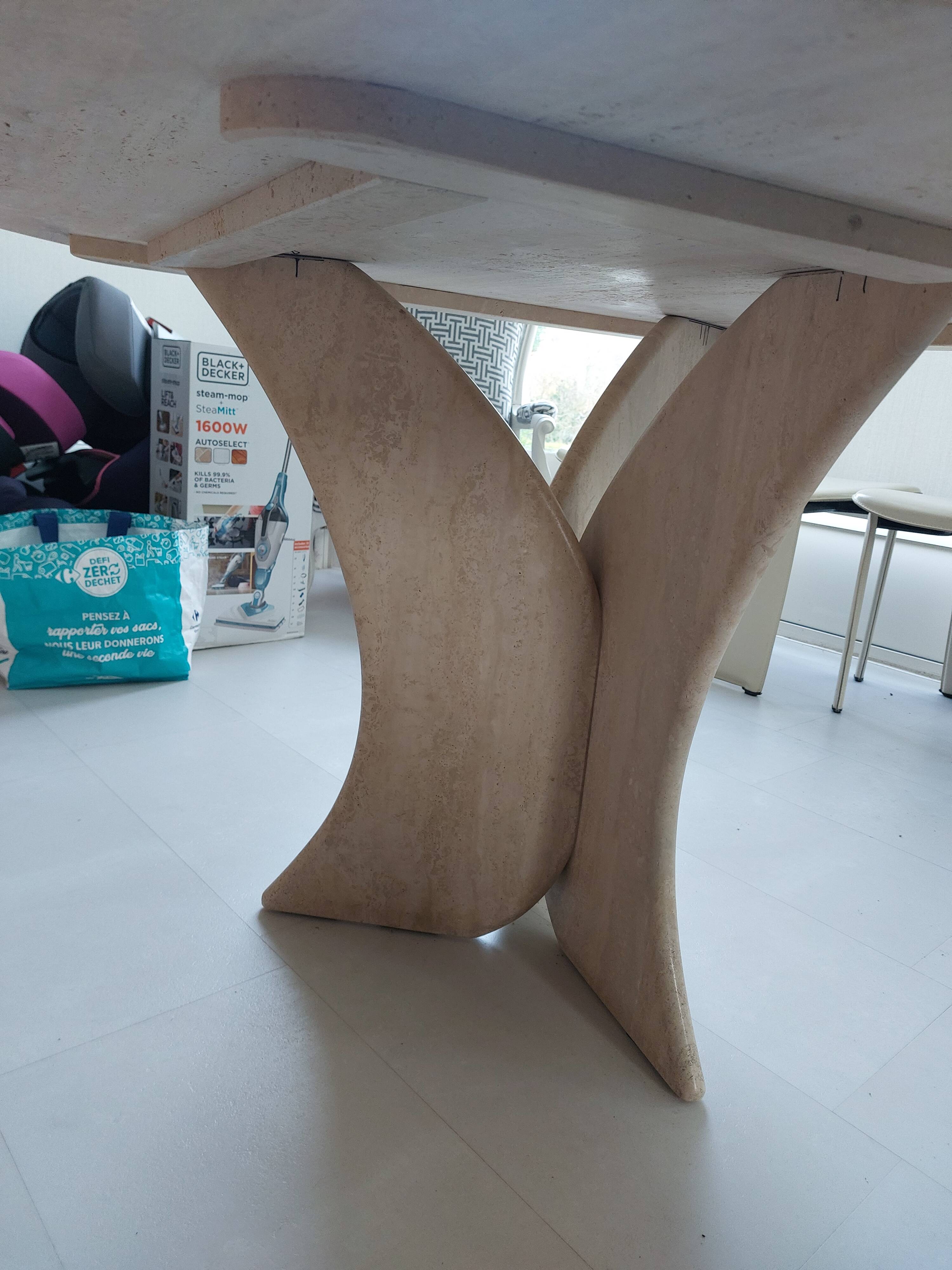 Round stone table (4-6 people)