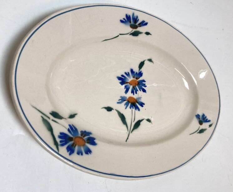 Many oval service dishes Moulin des Loups Hamage