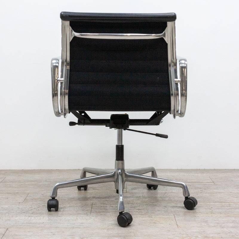 Vitra EA118 armchair in black leather